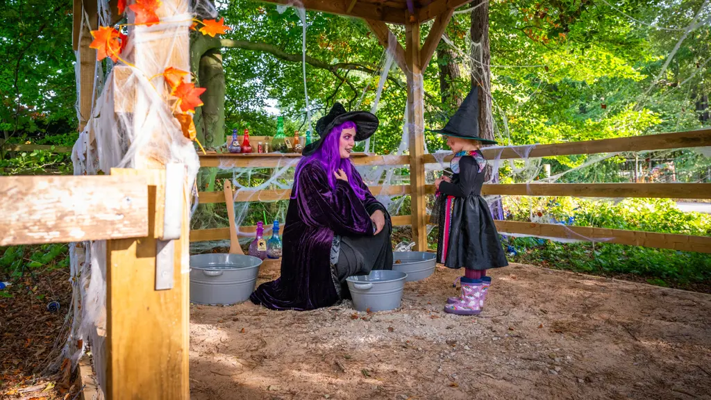 Halloween-2025-witch-talking-to-girl-in-witch-costume-3