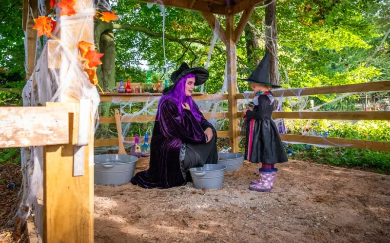 Halloween-2025-witch-talking-to-girl-in-witch-costume-3