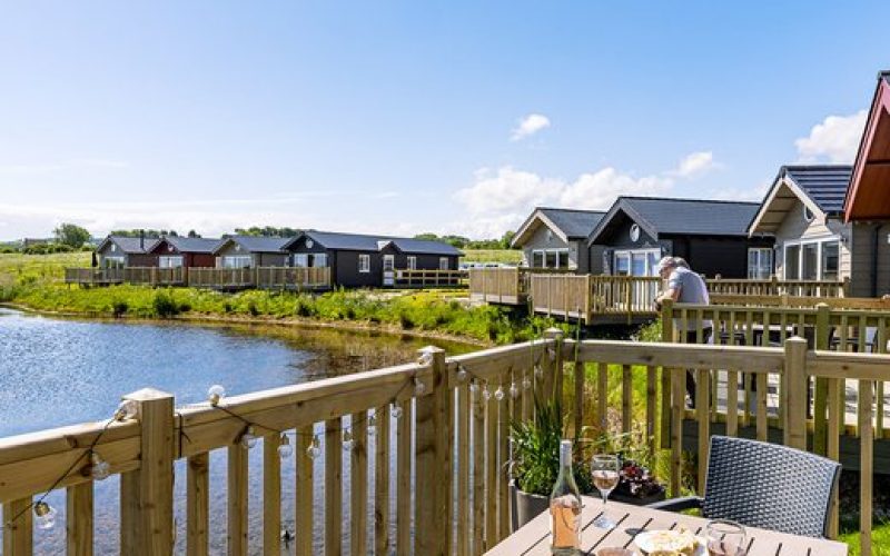 meadow-lodge-lakeside-decking.jpg__520x380_q85_crop_subsampling-2_upscale (002)
